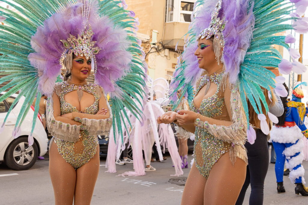 Carnaval de Alicante 2026: tradiciones, programa día a día y mejores zonas para alojarse cerca de la fiesta